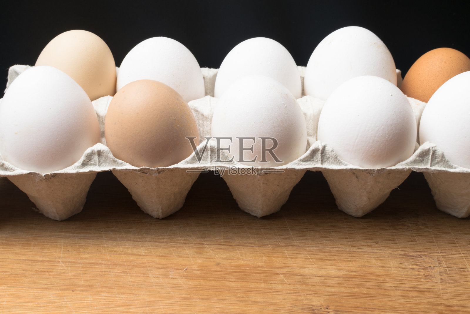 几只鸡蛋放在木桌里。蛋白质资源照片摄影图片