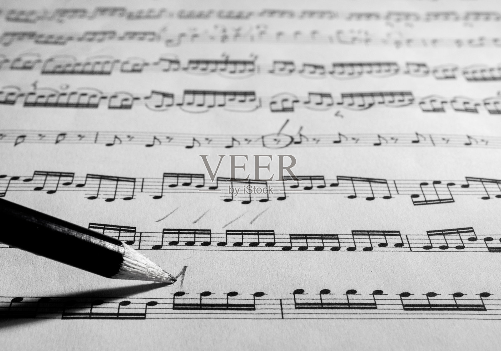 学生在教职员表上签名照片摄影图片