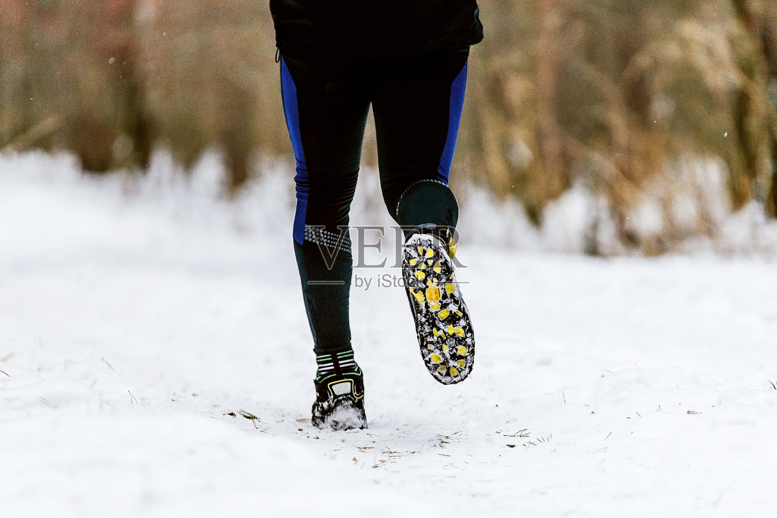 腿运动员跑步冬季雪地森林小径照片摄影图片