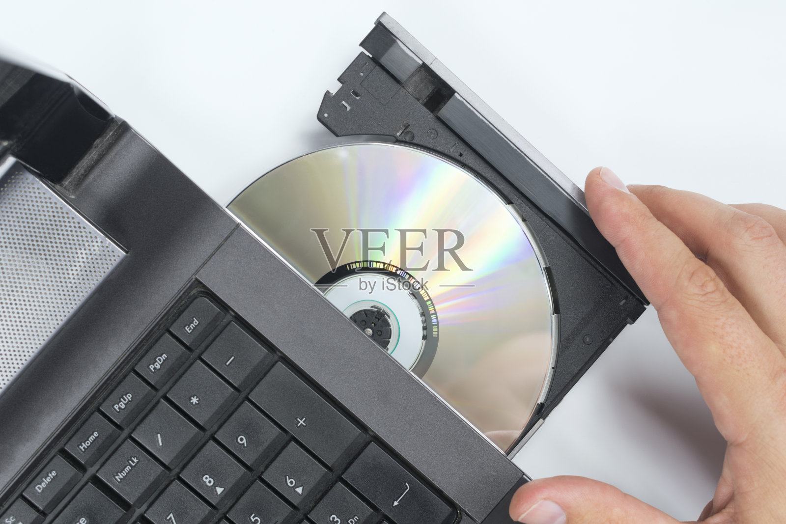 将磁盘插入笔记本电脑照片摄影图片