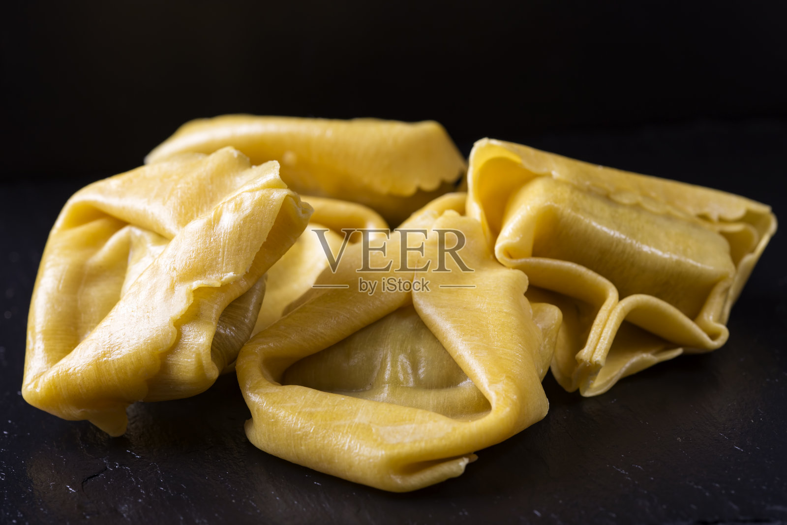 一些未煮过的馅有肉的馄饨的特写照片摄影图片