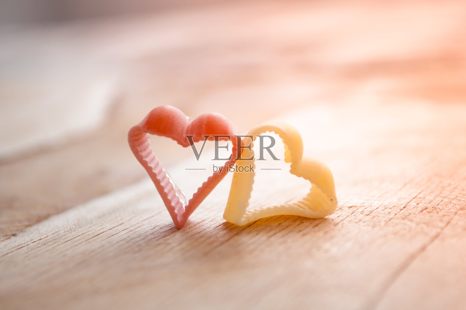 情人节2心形木背景照片摄影图片