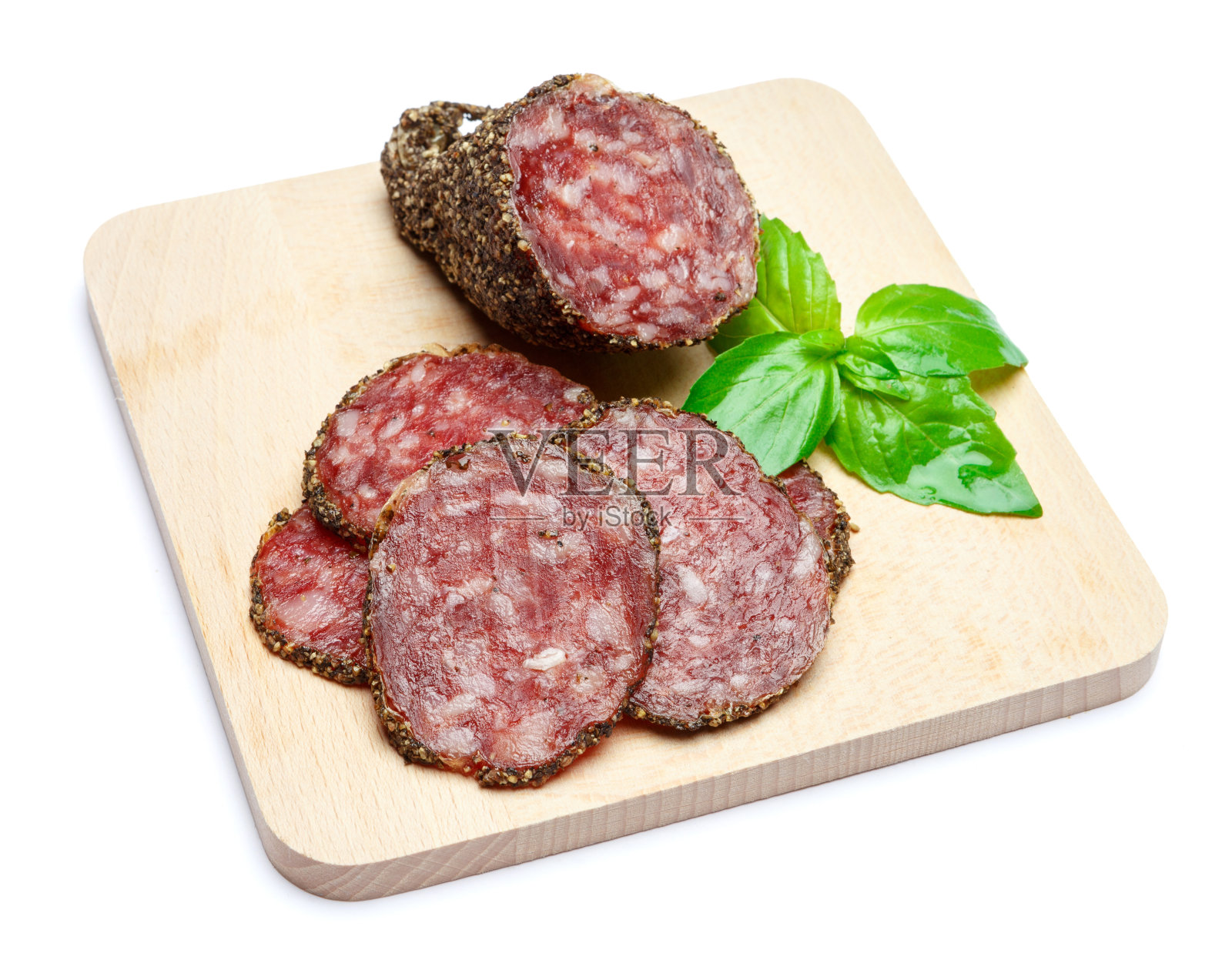 干燥的有机意大利腊肠盖上胡椒，放在木板上照片摄影图片