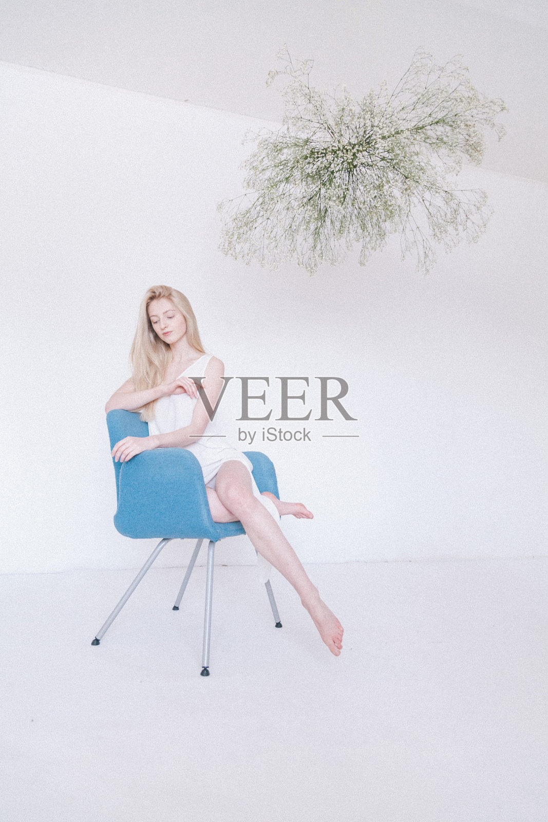 年轻女子在工作室摆姿势。照片摄影图片