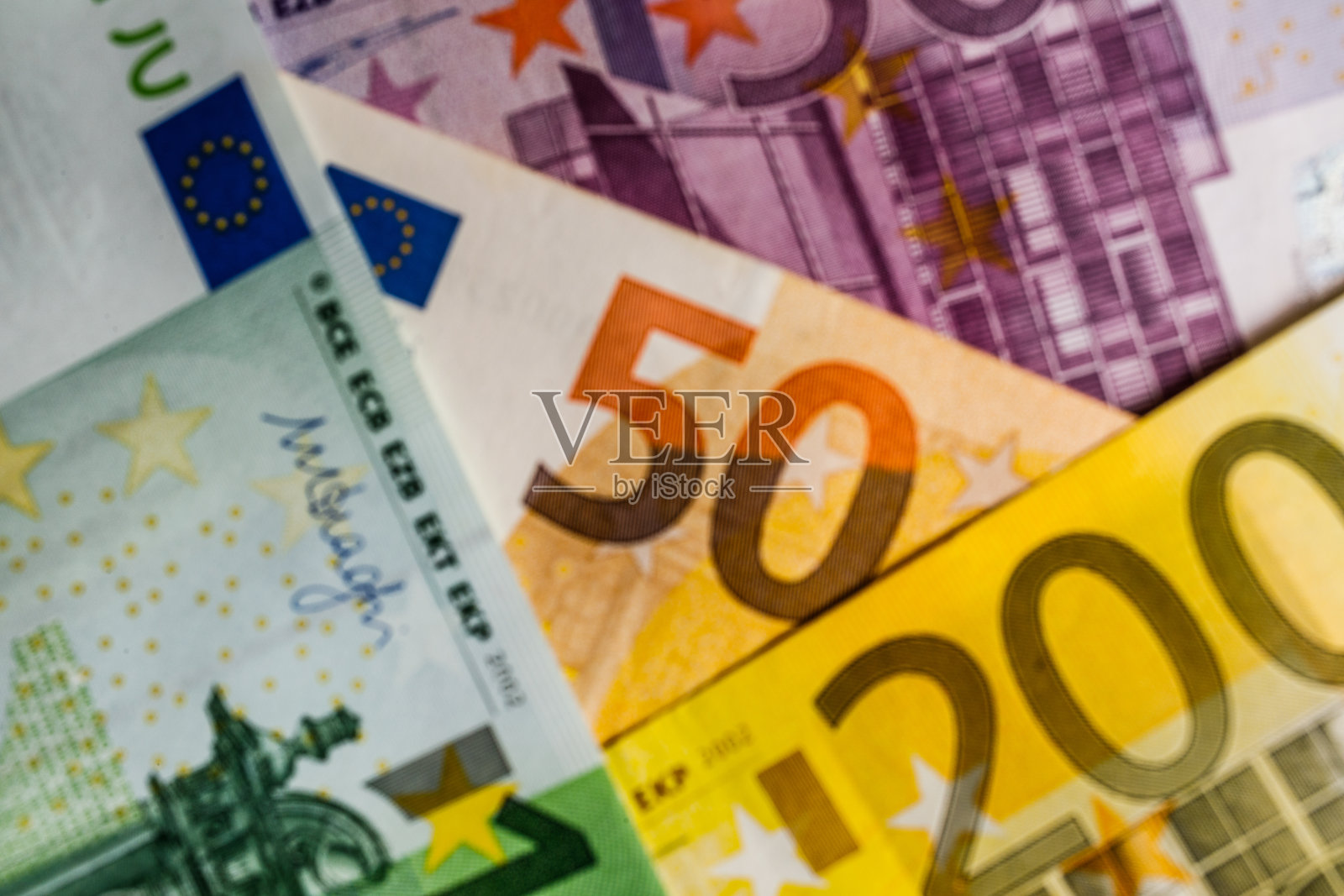 一堆欧元纸币，作为英国支付系统的一部分照片摄影图片