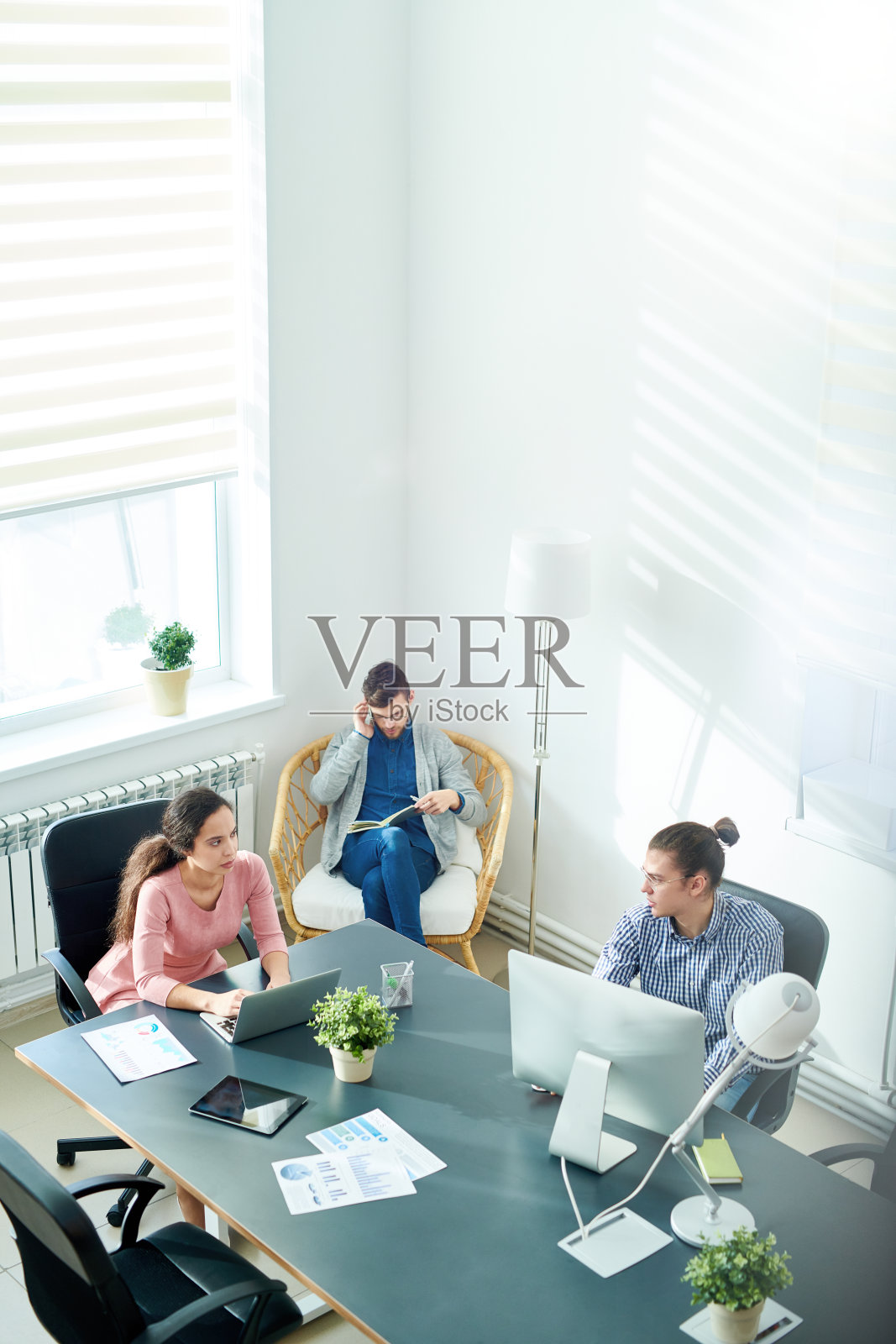 创业者在制定商业计划照片摄影图片