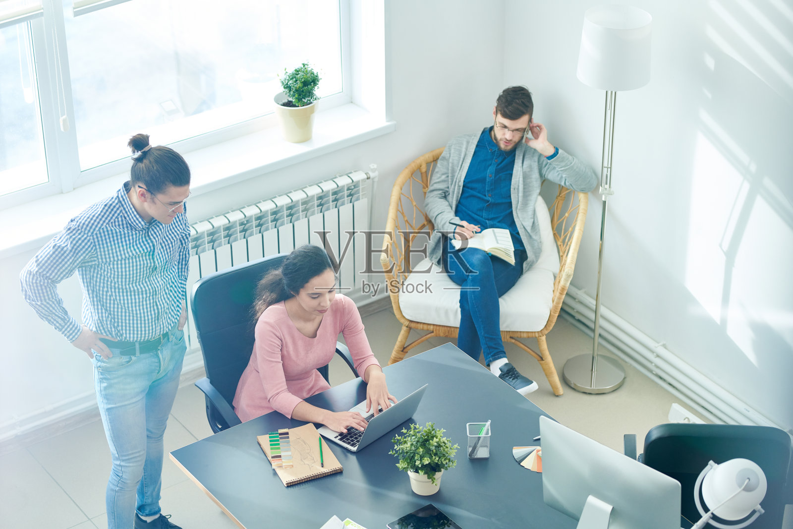 参与项目的设计师照片摄影图片