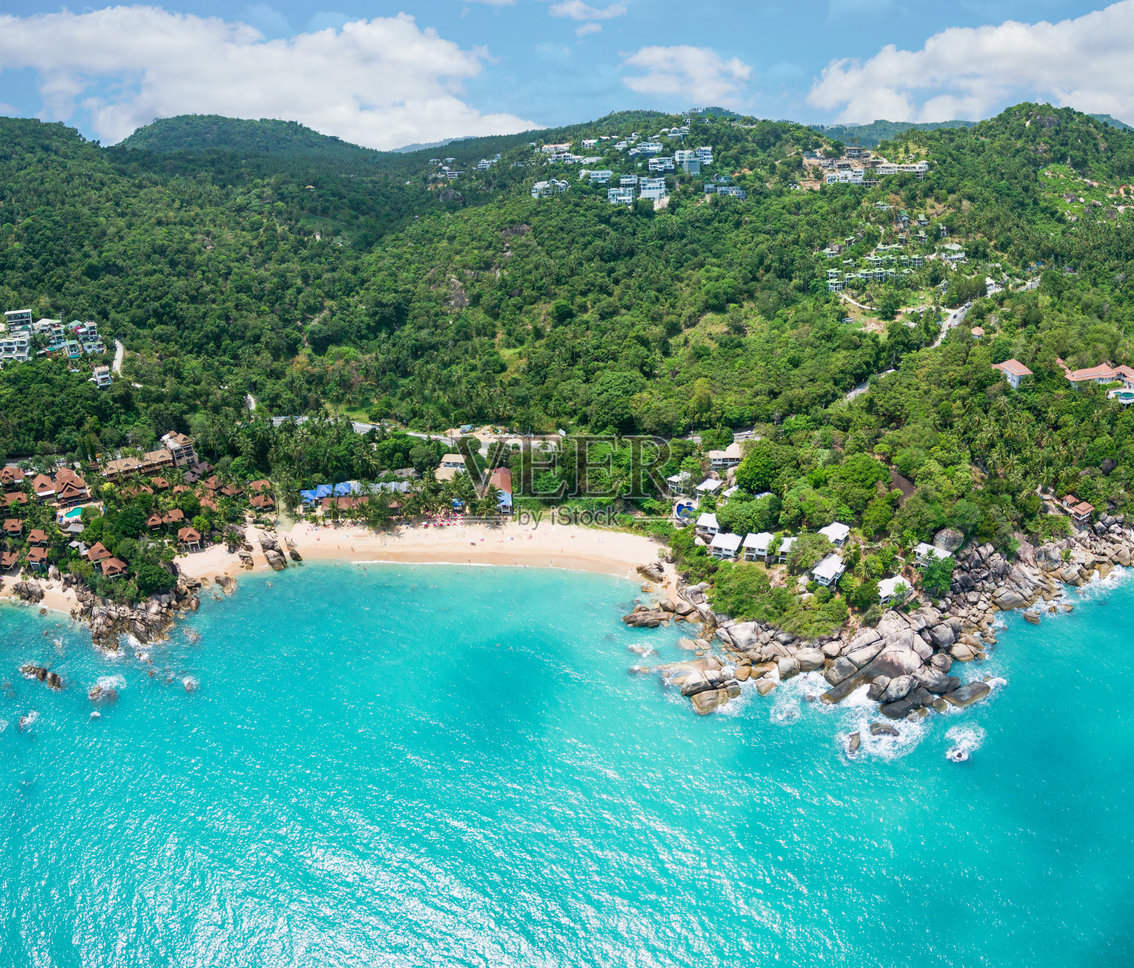 鸟瞰图的珊瑚湾海滩和翠绿的热带海，苏梅岛，泰国照片摄影图片