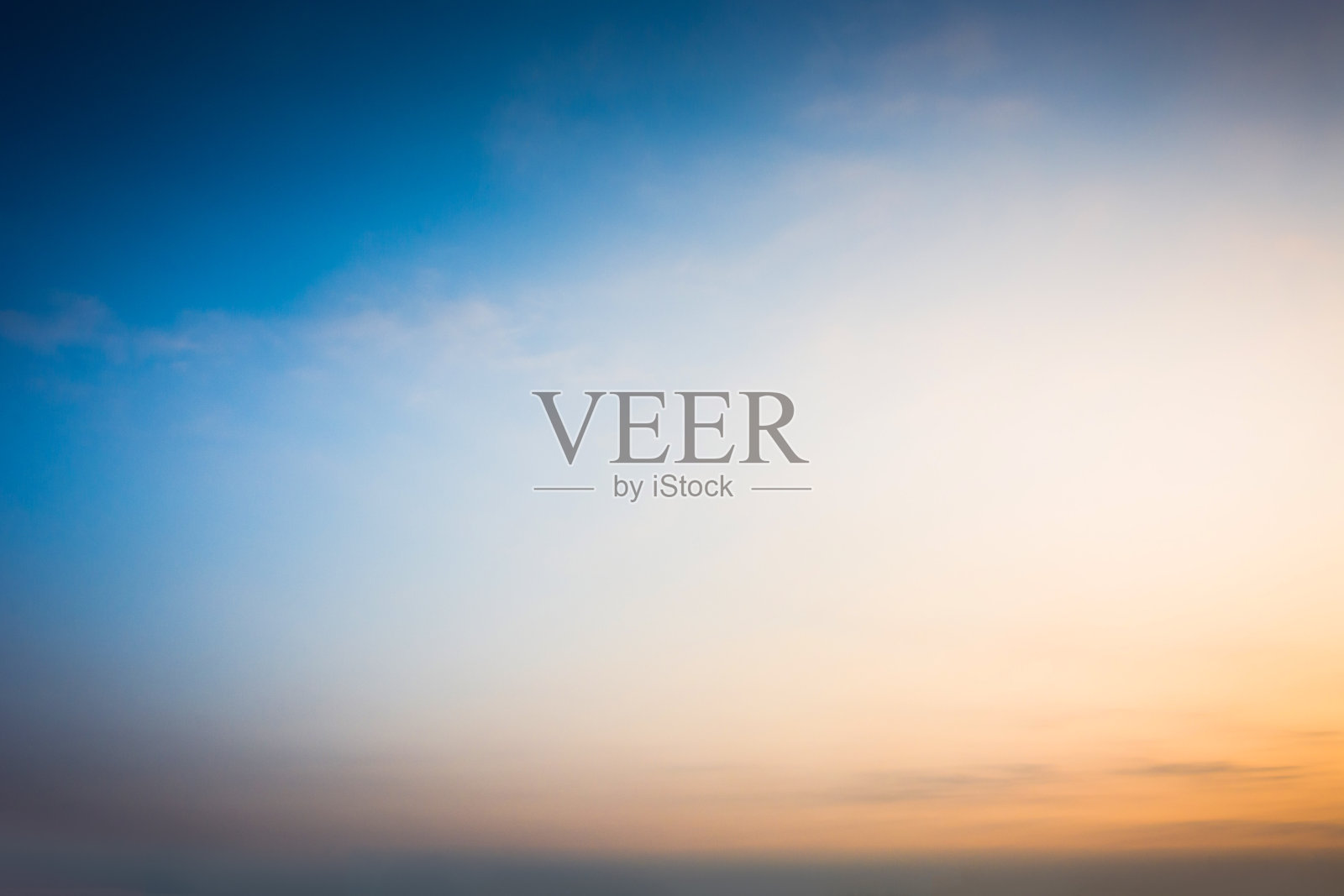 戏剧性的日落天空和橙色的云。照片摄影图片