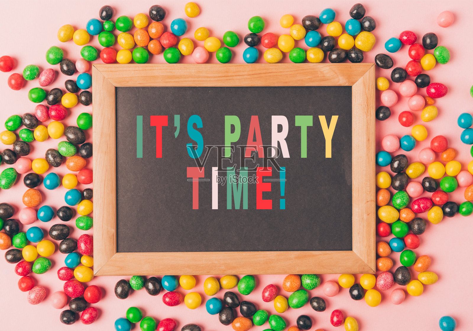 顶视图的糖果和黑板孤立的粉红色照片摄影图片