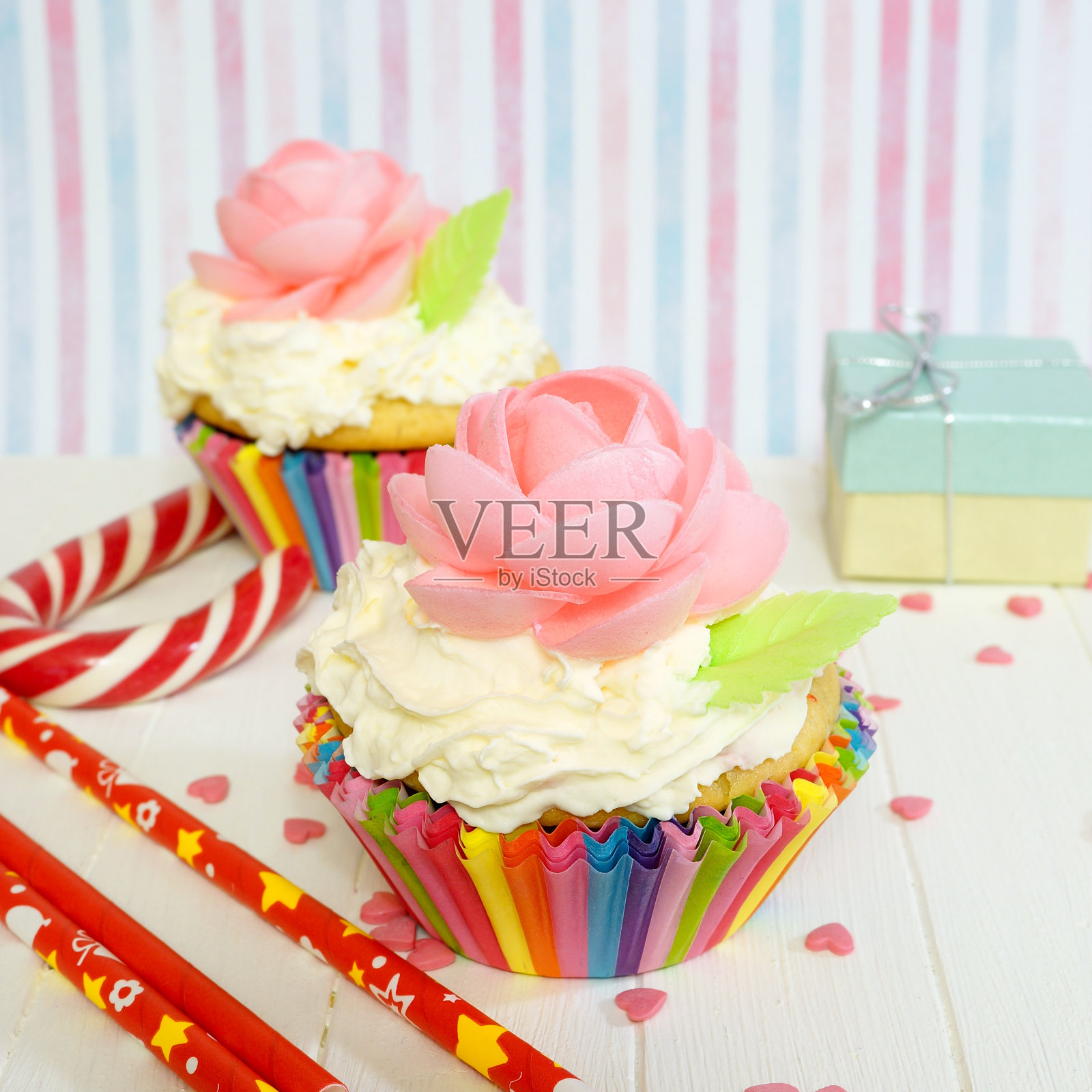 装饰着玫瑰的纸杯蛋糕。照片摄影图片