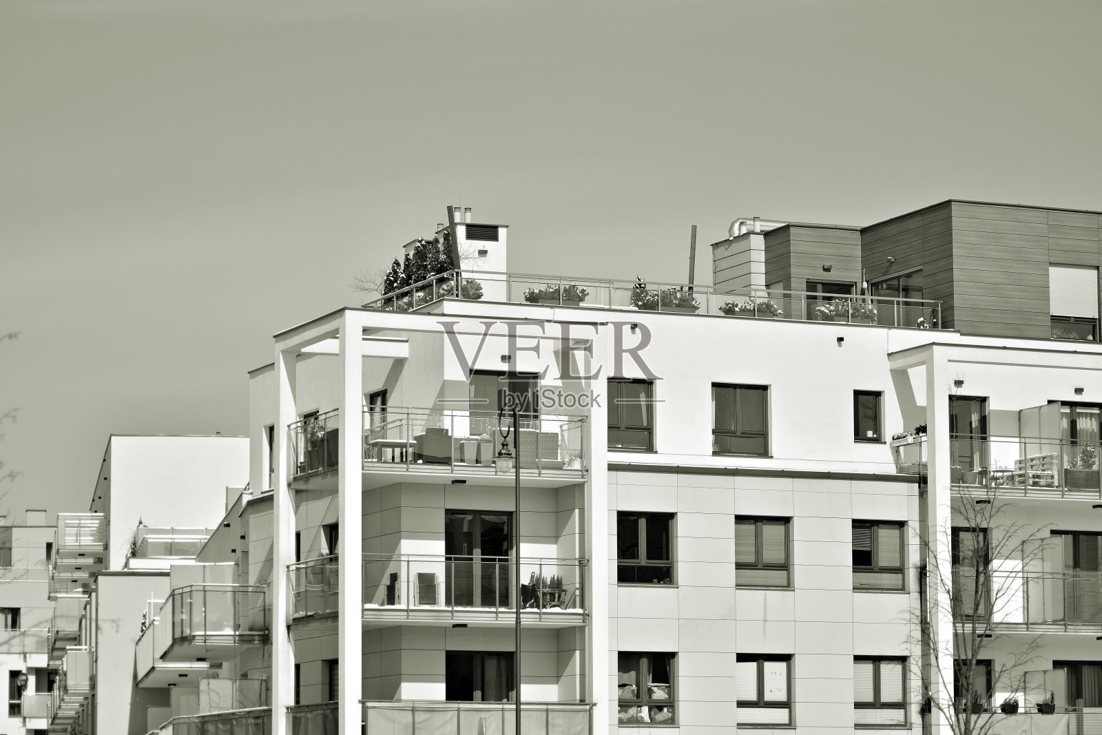 现代公寓楼的立面。黑色和白色。照片摄影图片