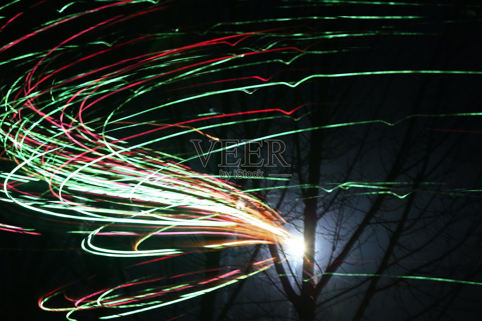 烟花，灯光在黑暗中，抽象的背景照片摄影图片