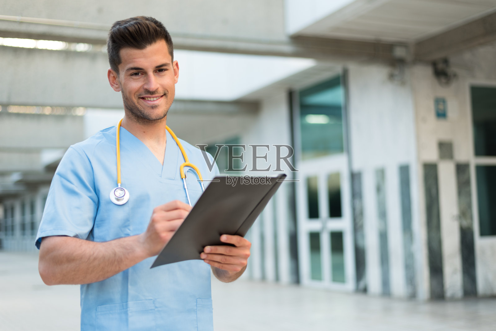 男护士带听诊器照片摄影图片