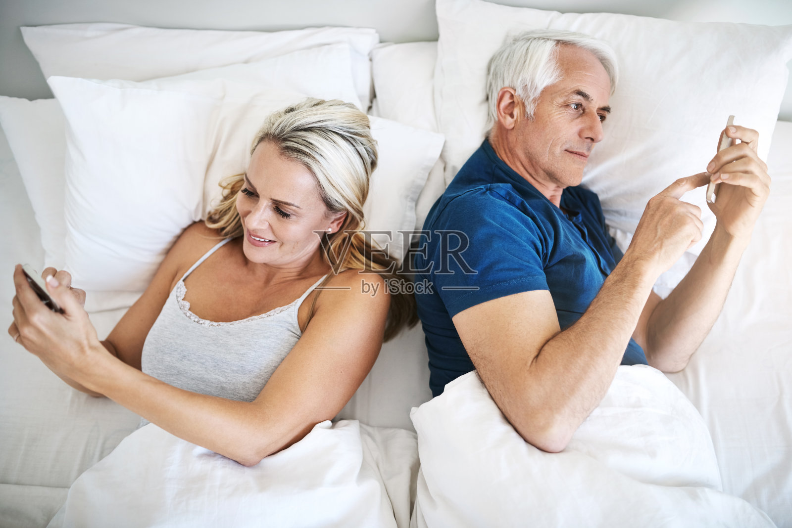 赶上了他们自己的关系照片摄影图片