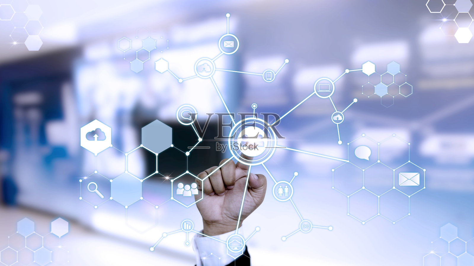 户外使用手机或平板电脑的商务男士特写照片摄影图片