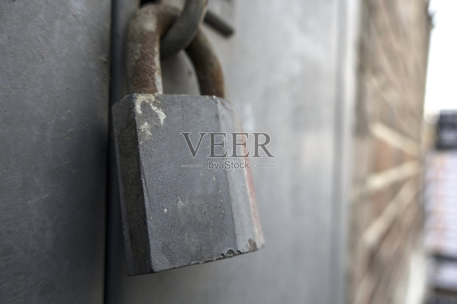 锁着的挂锁用在门上。选择的重点照片摄影图片