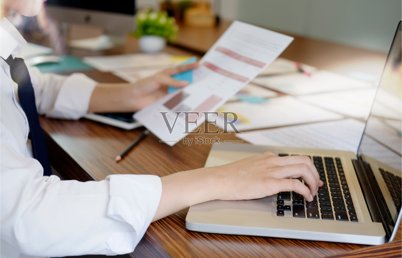 办公室里的商人照片摄影图片