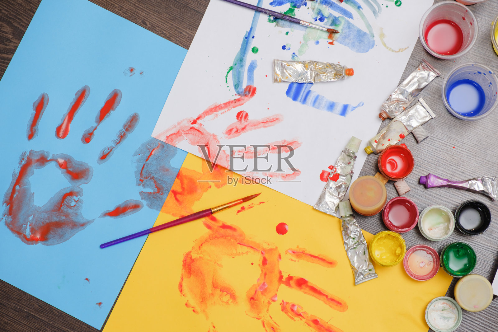 画笔在木制背景上，工艺美术过程照片摄影图片