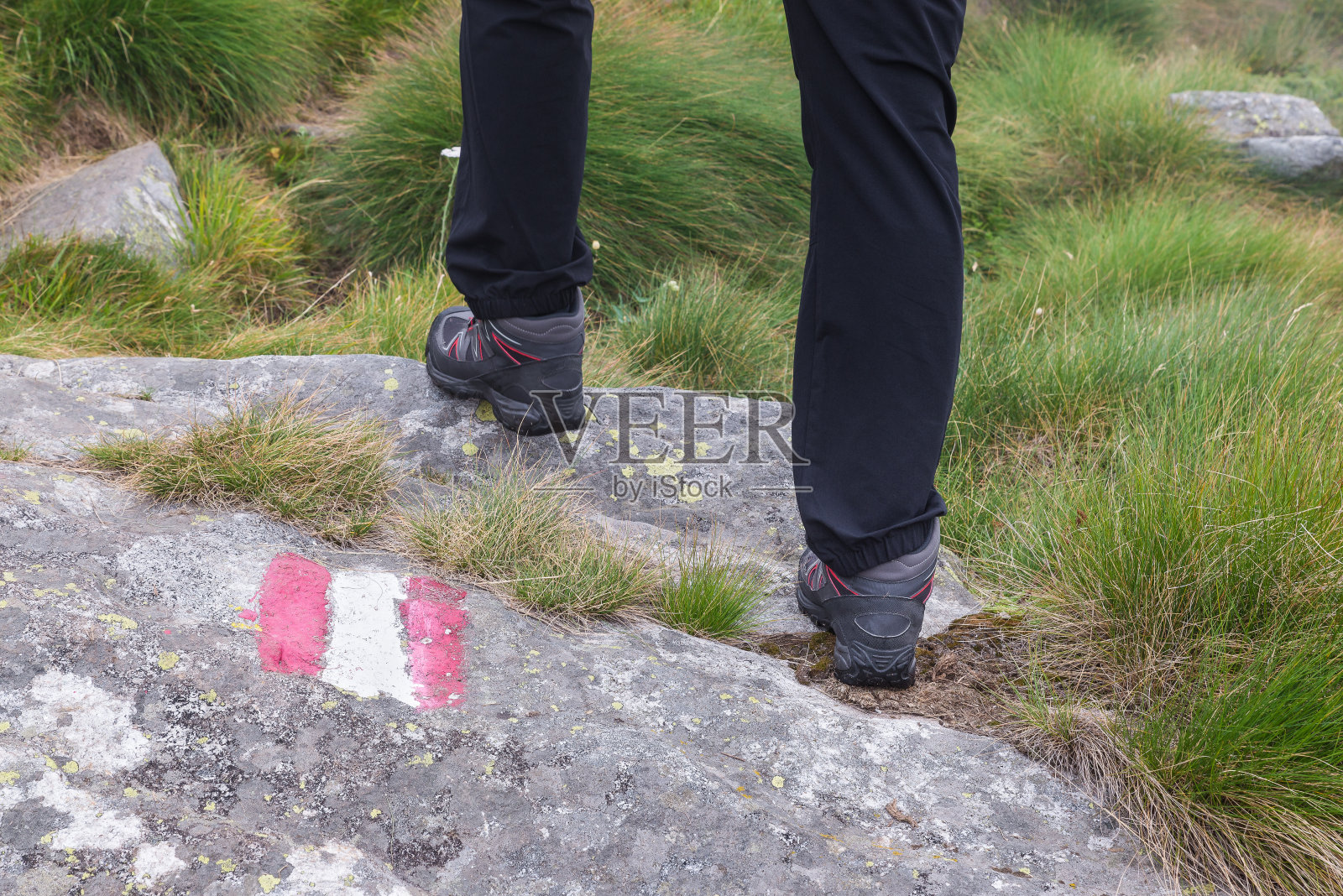 徒步旅行者和红白红红的标志沿着一条山路在欧洲阿尔卑斯山照片摄影图片