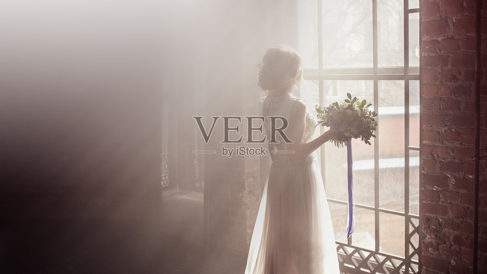 烟雾背景上的浪漫新娘照片摄影图片