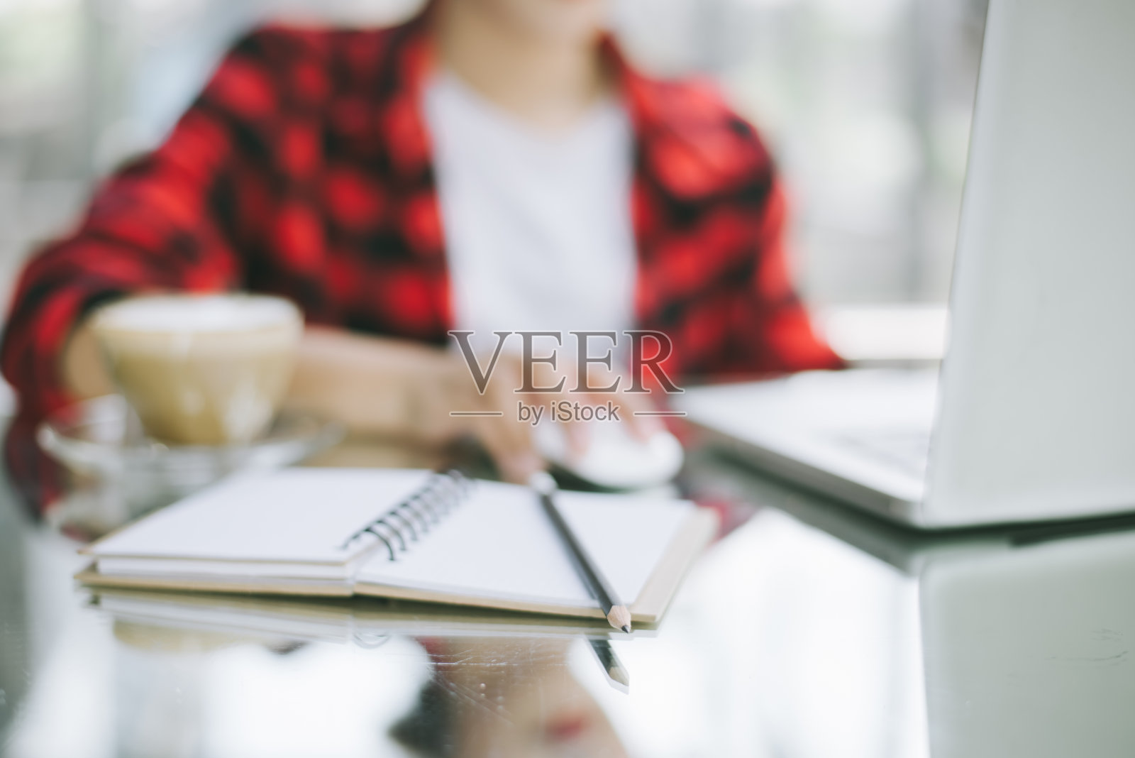 在办公室工作的成功商业女性照片摄影图片