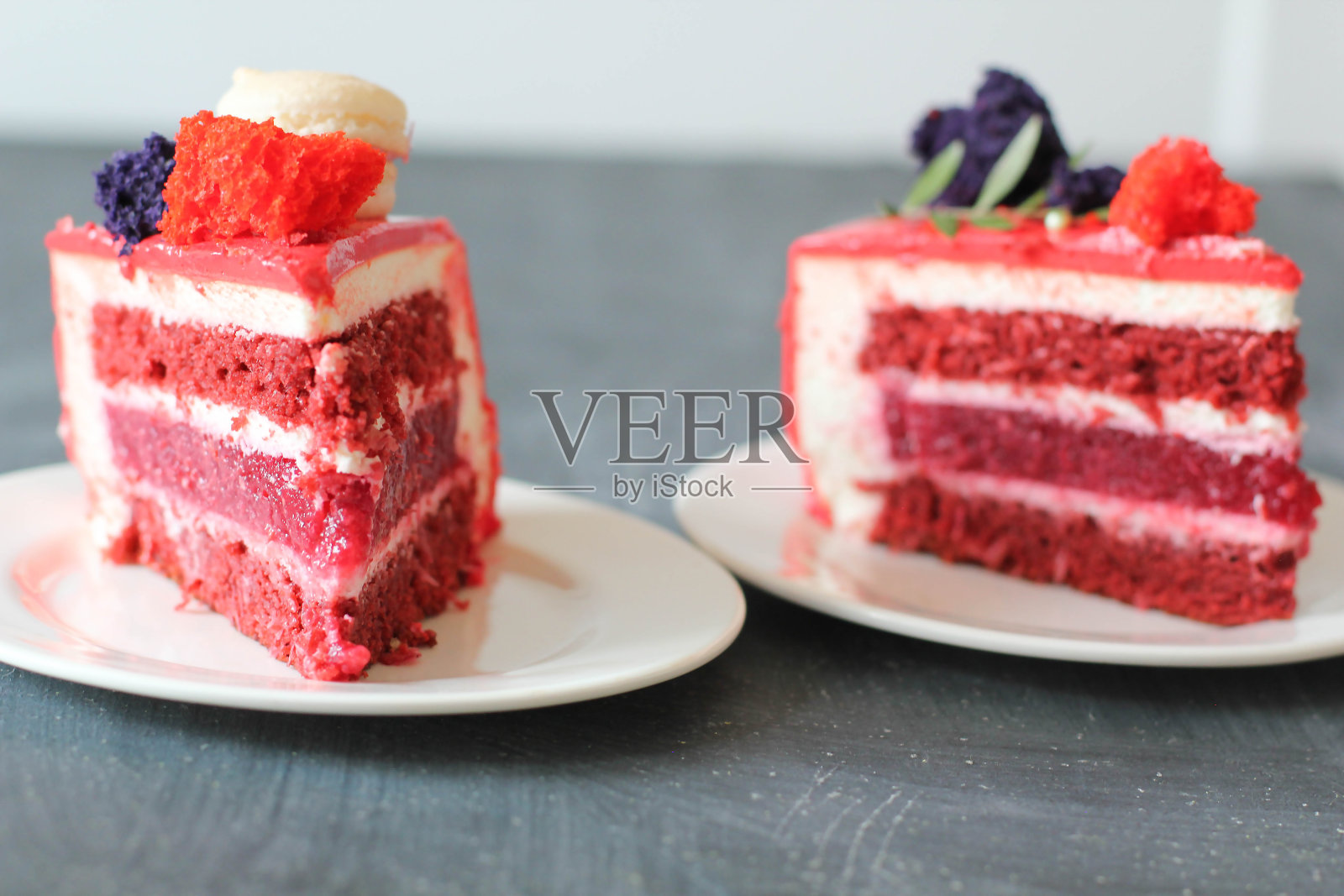 红色天鹅绒。美味的红色自制马卡龙装饰蛋糕照片摄影图片