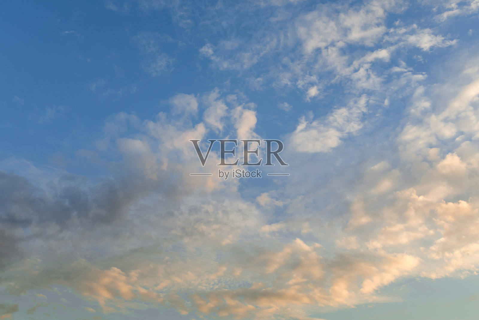 日落时五颜六色的天空和云彩照片摄影图片