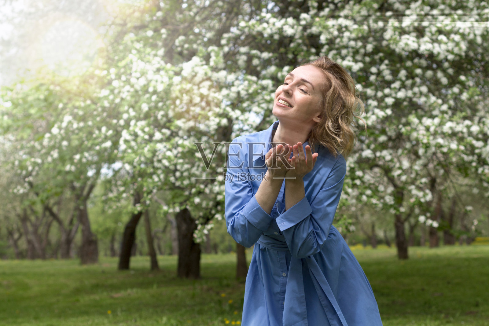 年轻女子在阳光下快乐。春天的概念照片摄影图片