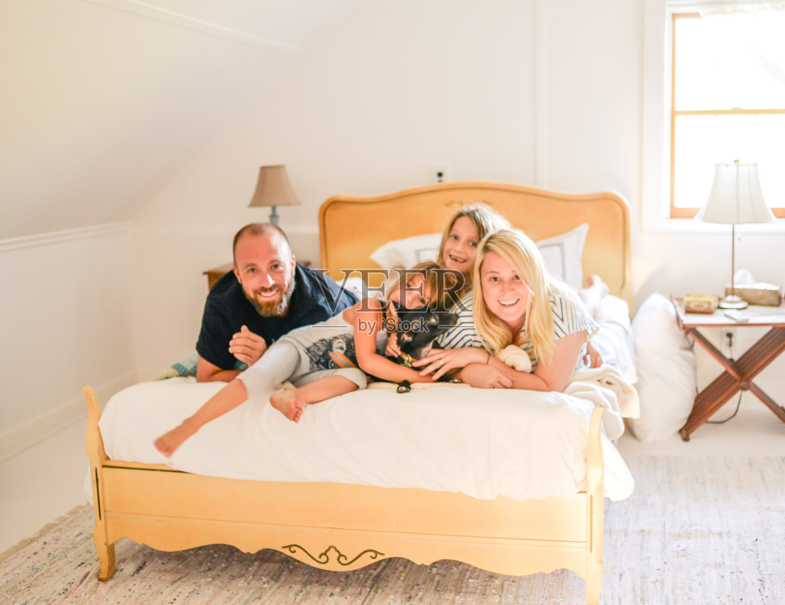 床上的家庭照片摄影图片