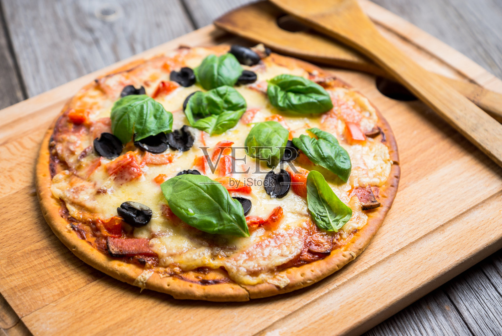 新鲜的比萨饼放在木桌上照片摄影图片