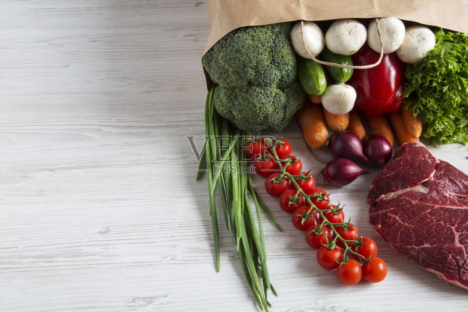 纸袋装着不同的蔬菜和水果。健康食品。前视图。平的。副本的空间。照片摄影图片