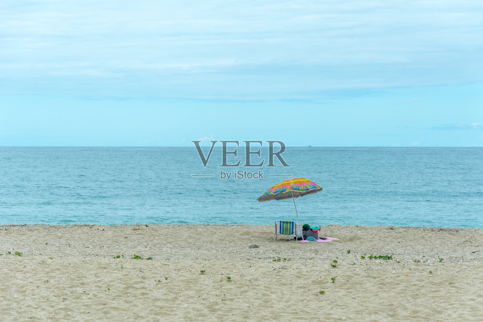 巴西弗洛里亚诺波利斯的Armacao海滩上一个带伞的海滩帐篷。照片摄影图片