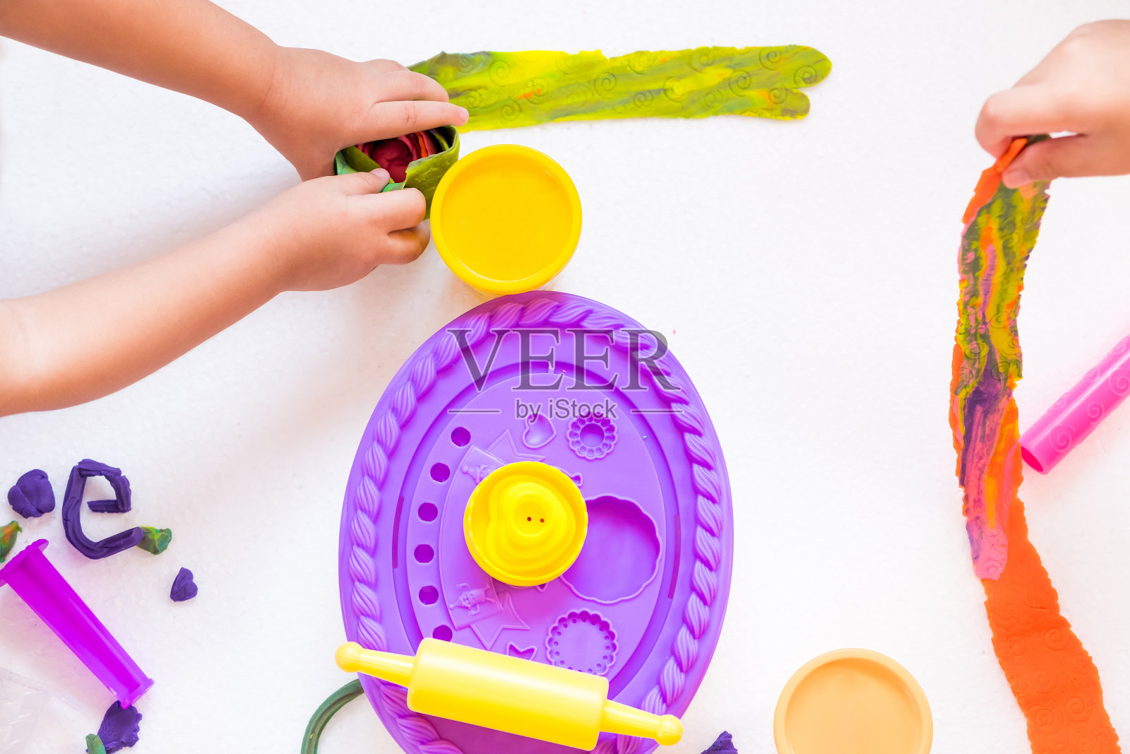 孩子们用彩色黏土捏出各种美丽的形状，充满想象力照片摄影图片