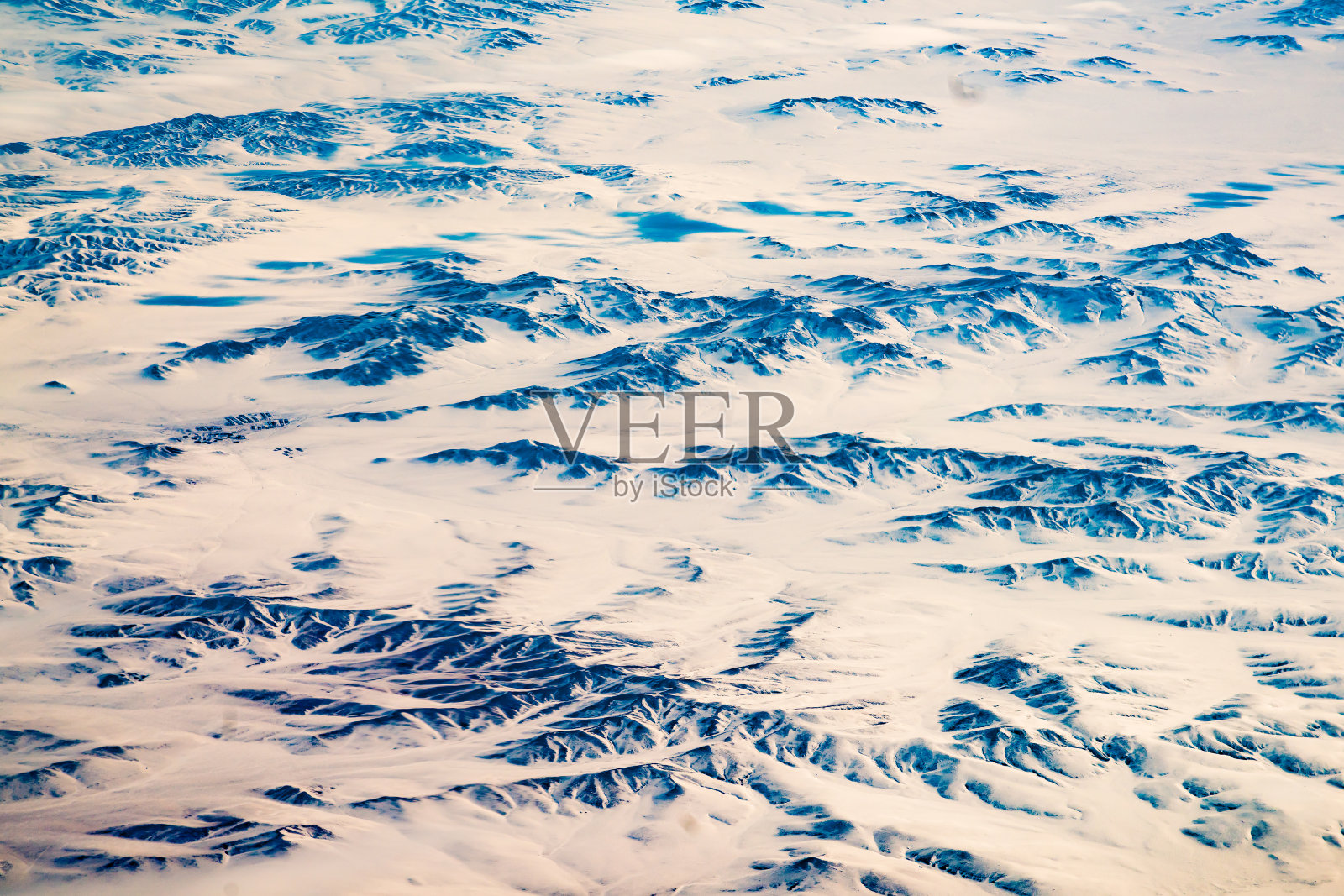 白雪覆盖火山黑山鸟瞰图照片摄影图片