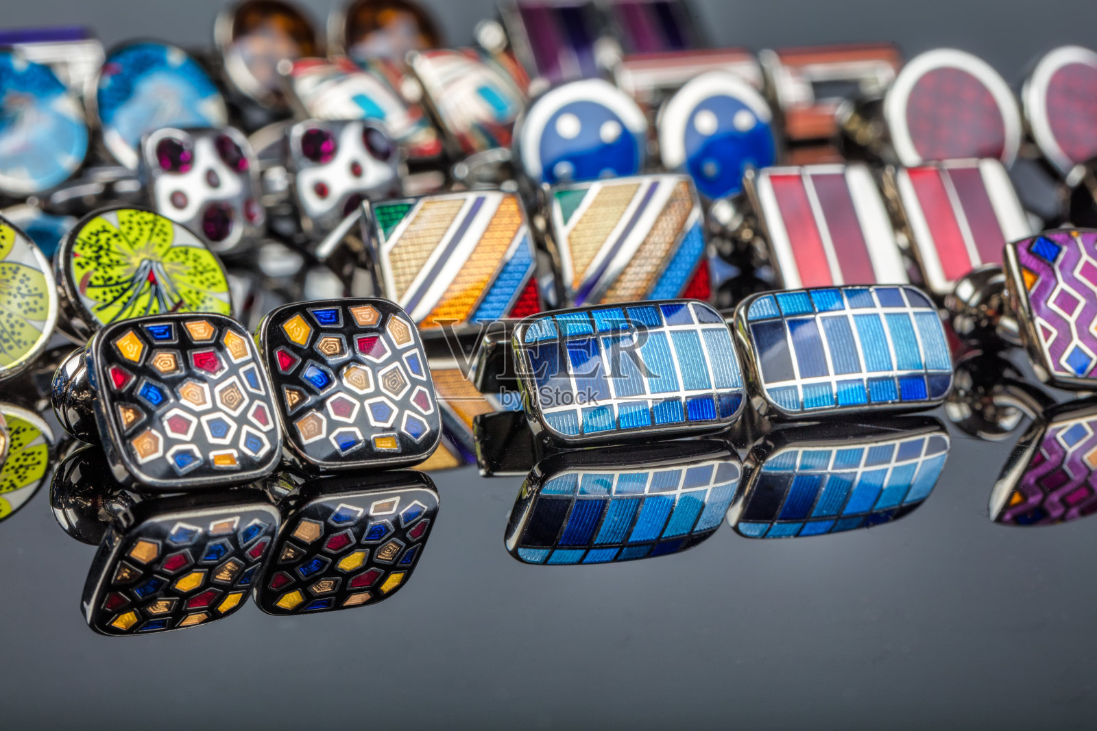 黑色背景上的袖扣照片摄影图片