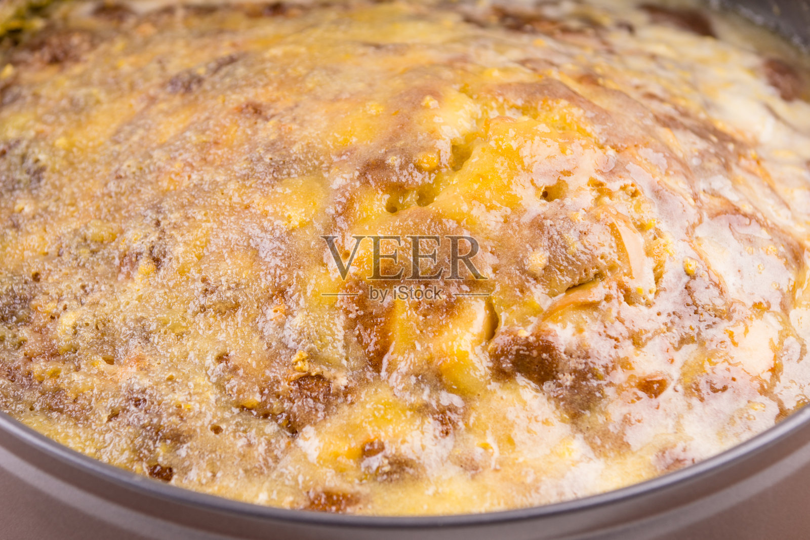 传统的法国乡村苹果蛋糕-特写照片摄影图片