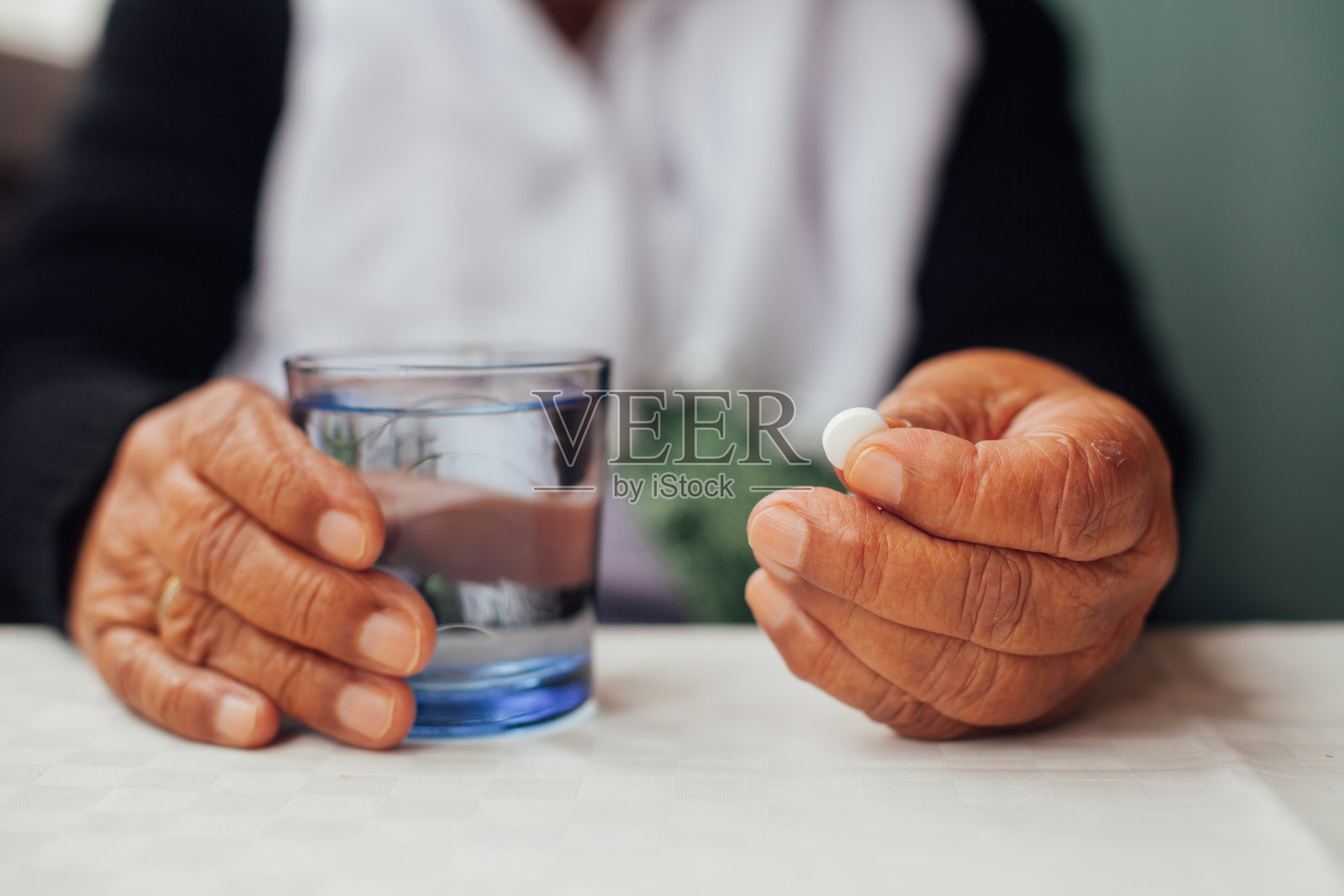 老年女性吃药照片摄影图片