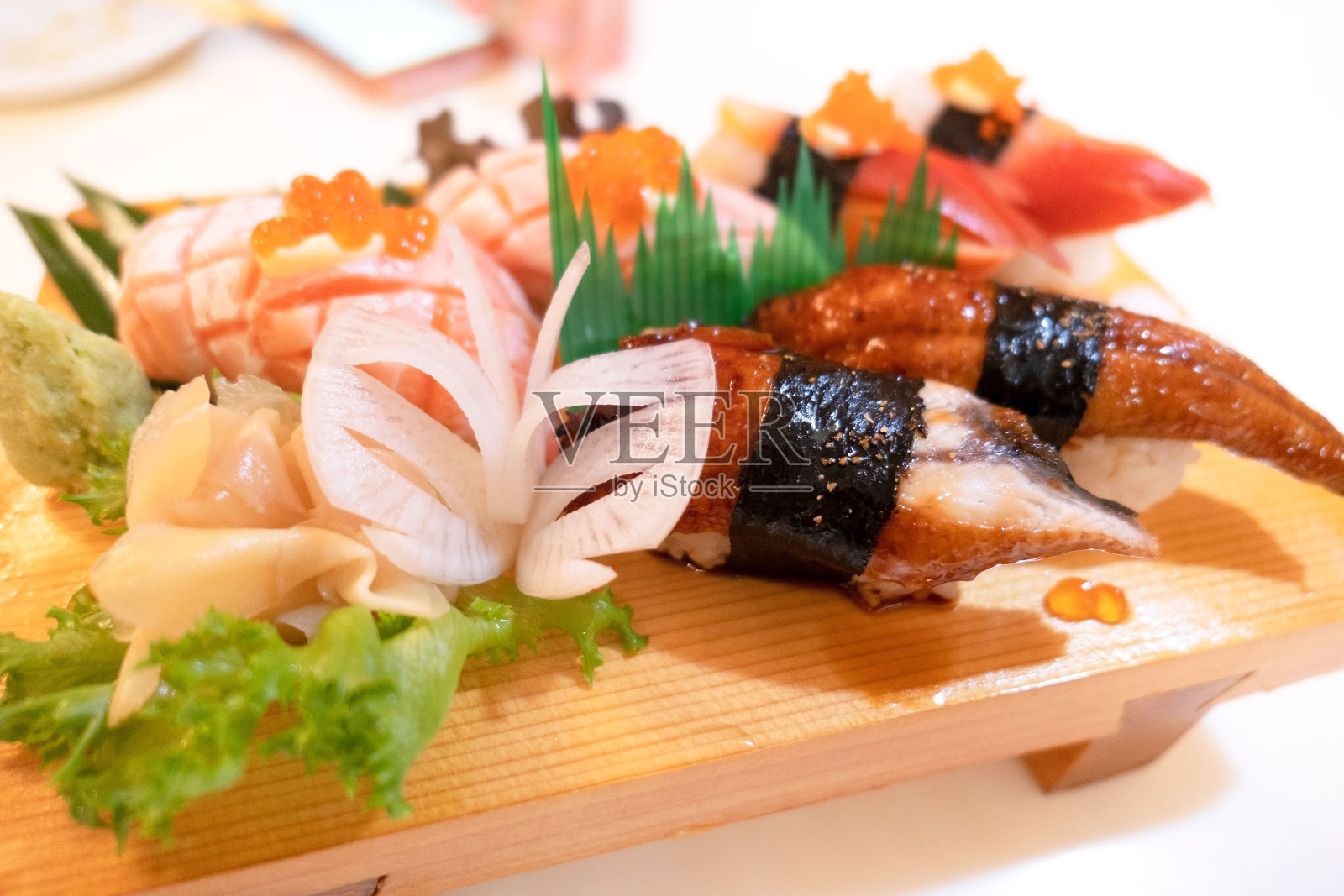 特写寿司在木板上。日本风格的食物照片摄影图片