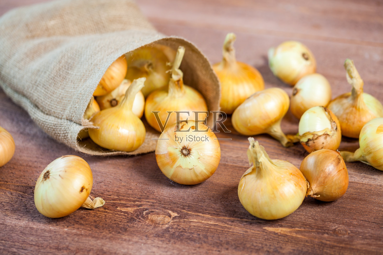 木桌上放着各种新鲜洋葱。壁纸杂货店购物和烹饪食物的概念照片摄影图片