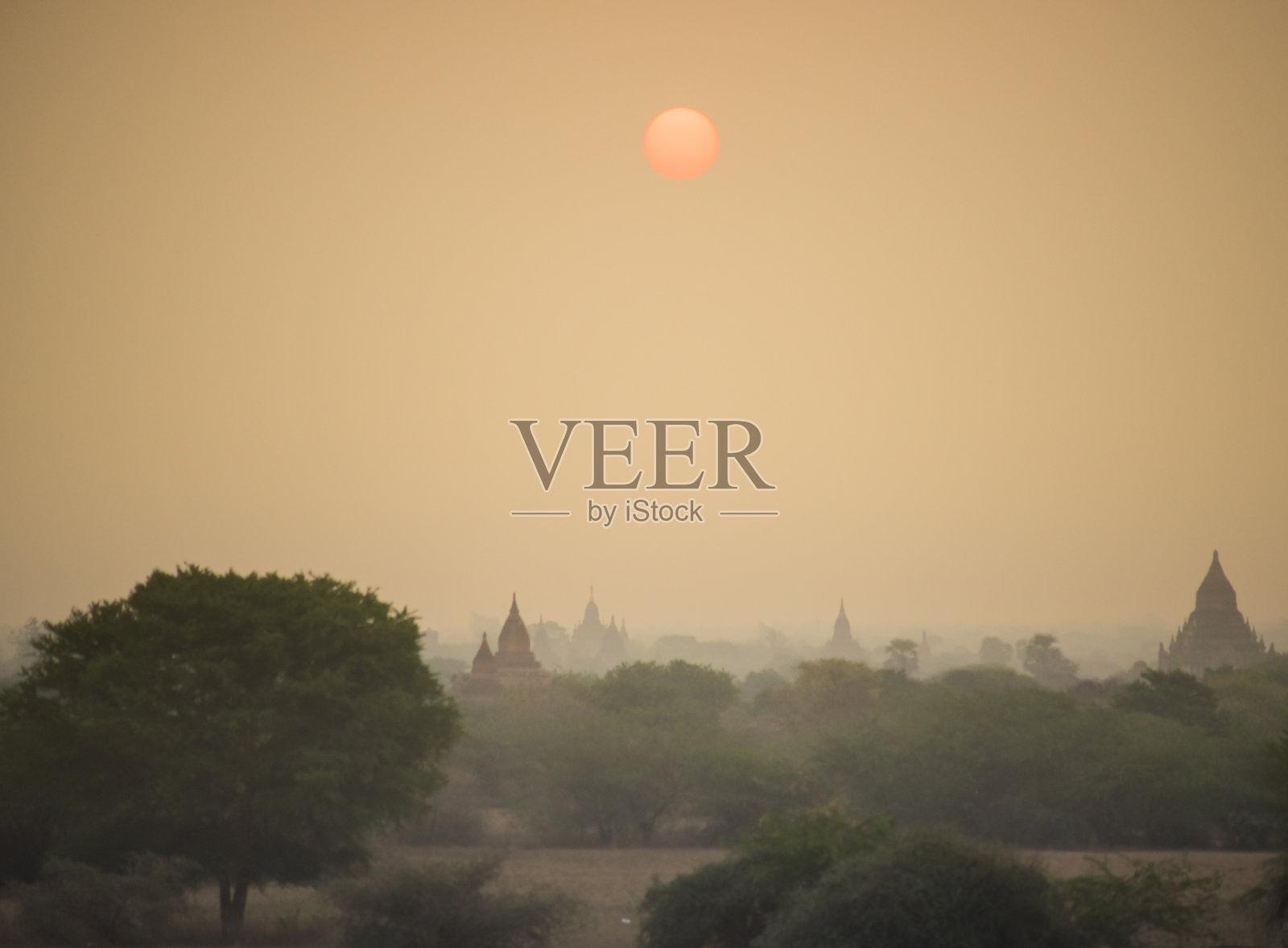 缅甸蒲甘考古区，日出美景，尘土飞扬，还有许多热气球。蒲甘是一座古老的城市，位于缅甸曼德勒地区。照片摄影图片