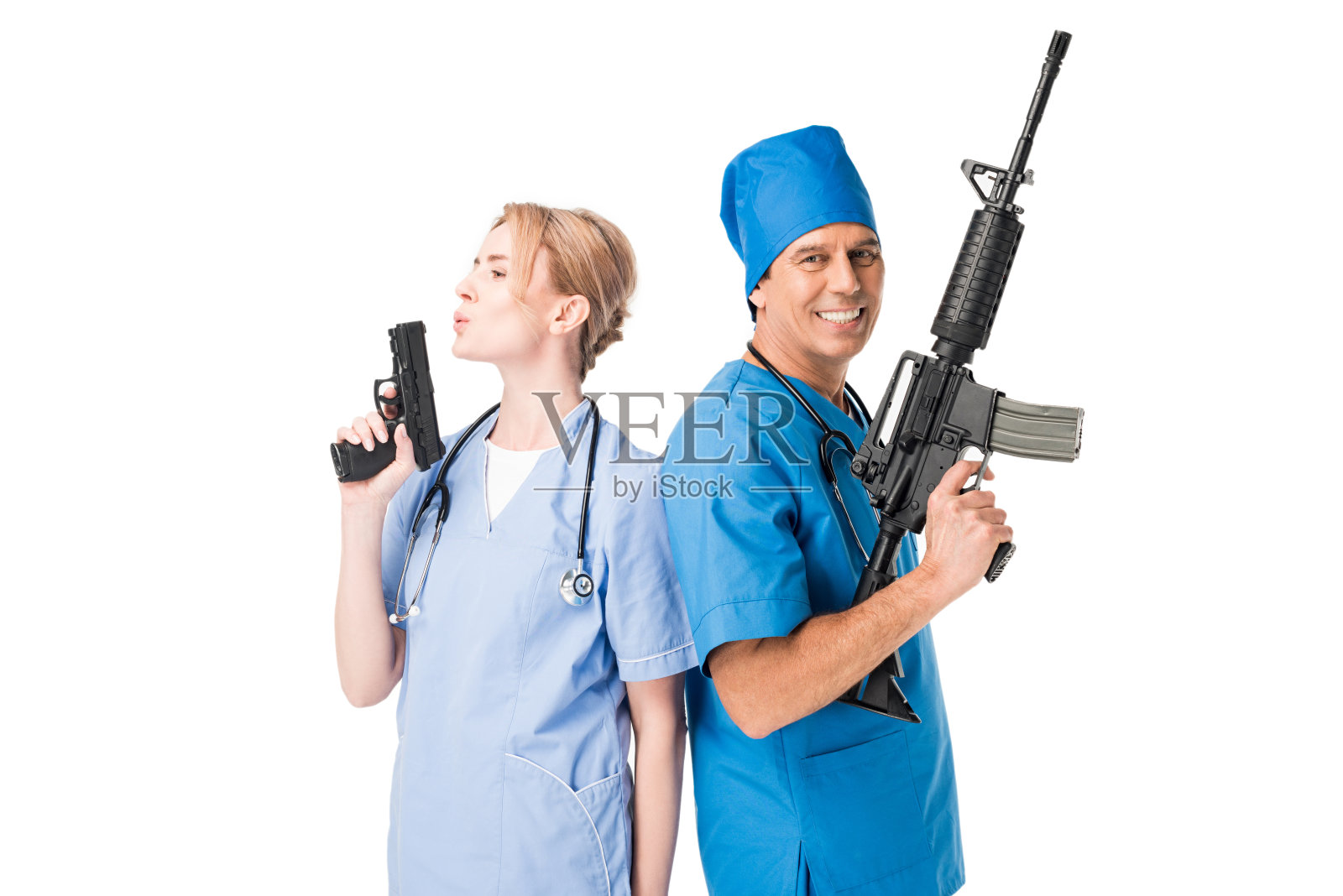 微笑的男医生和护士与枪隔离在白色照片摄影图片