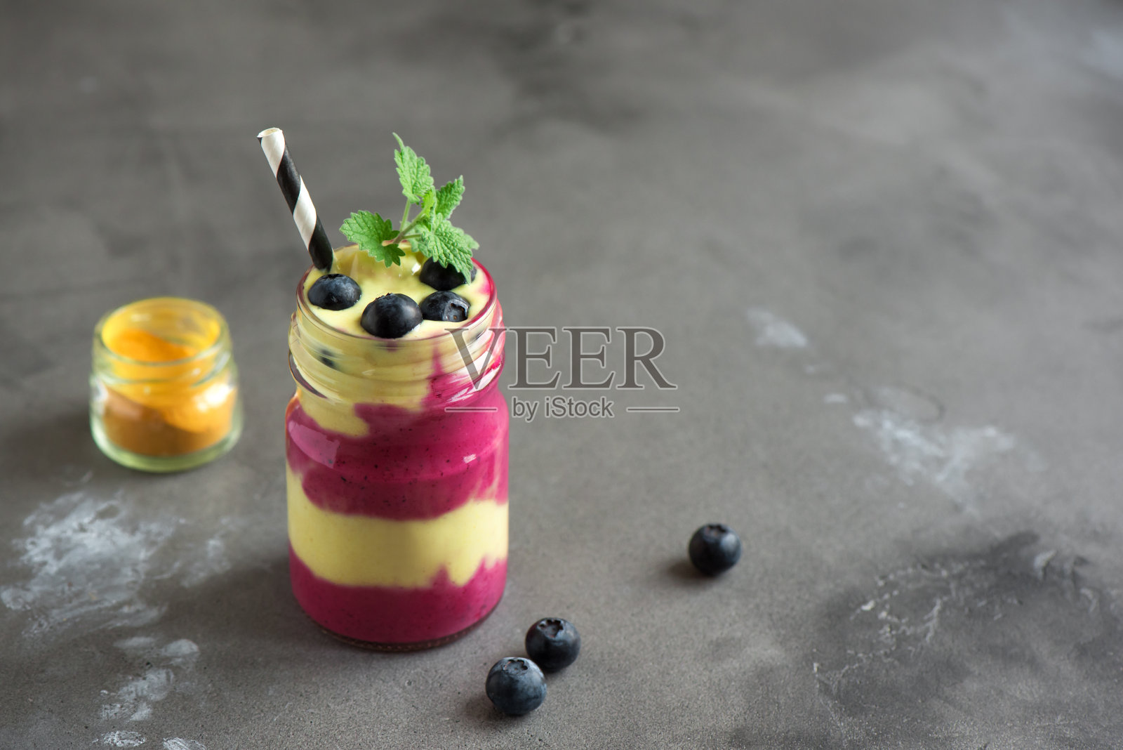 蓝莓姜黄奶昔照片摄影图片