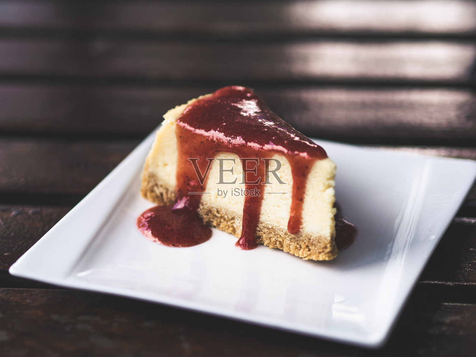 草莓芝士蛋糕在咖啡馆的特写。照片摄影图片