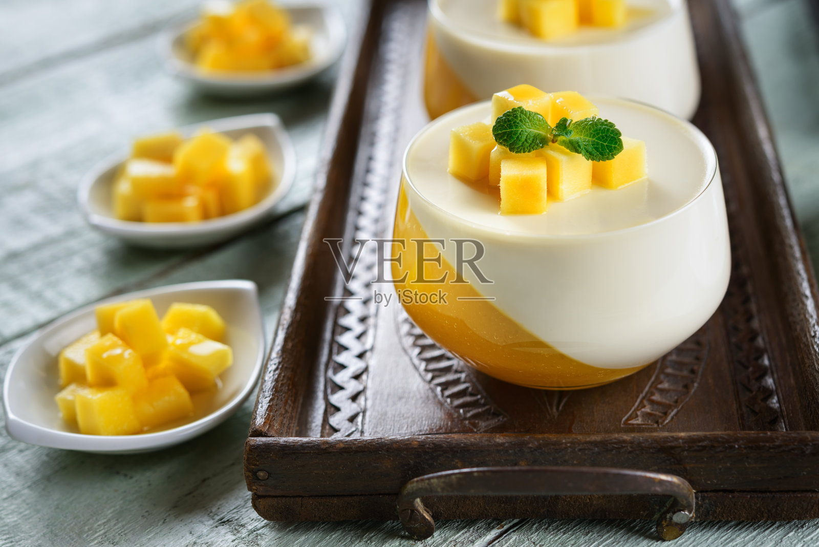 意式奶冻甜点放在木板上照片摄影图片