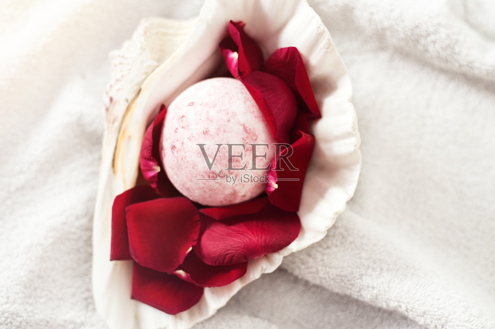 盐浴炸弹，精油，家里的芳香疗法照片摄影图片