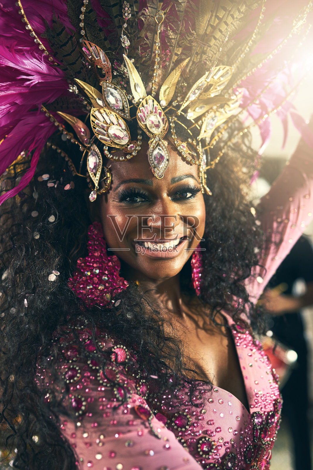 她是一位才华横溢的桑巴舞女王照片摄影图片