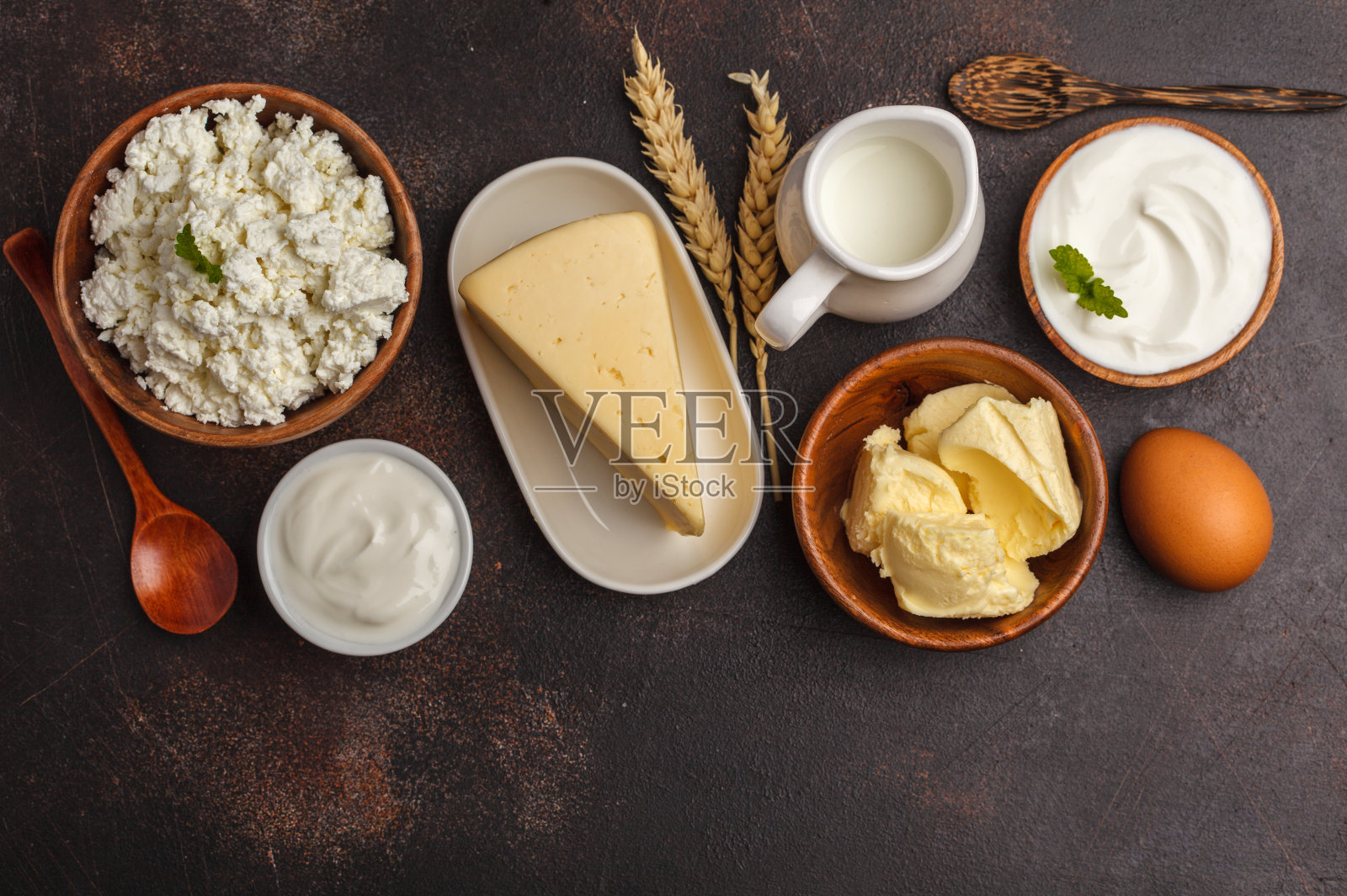 不同类型的乳制品上深色背景，俯视图，拷贝空间。健康食品的背景。照片摄影图片