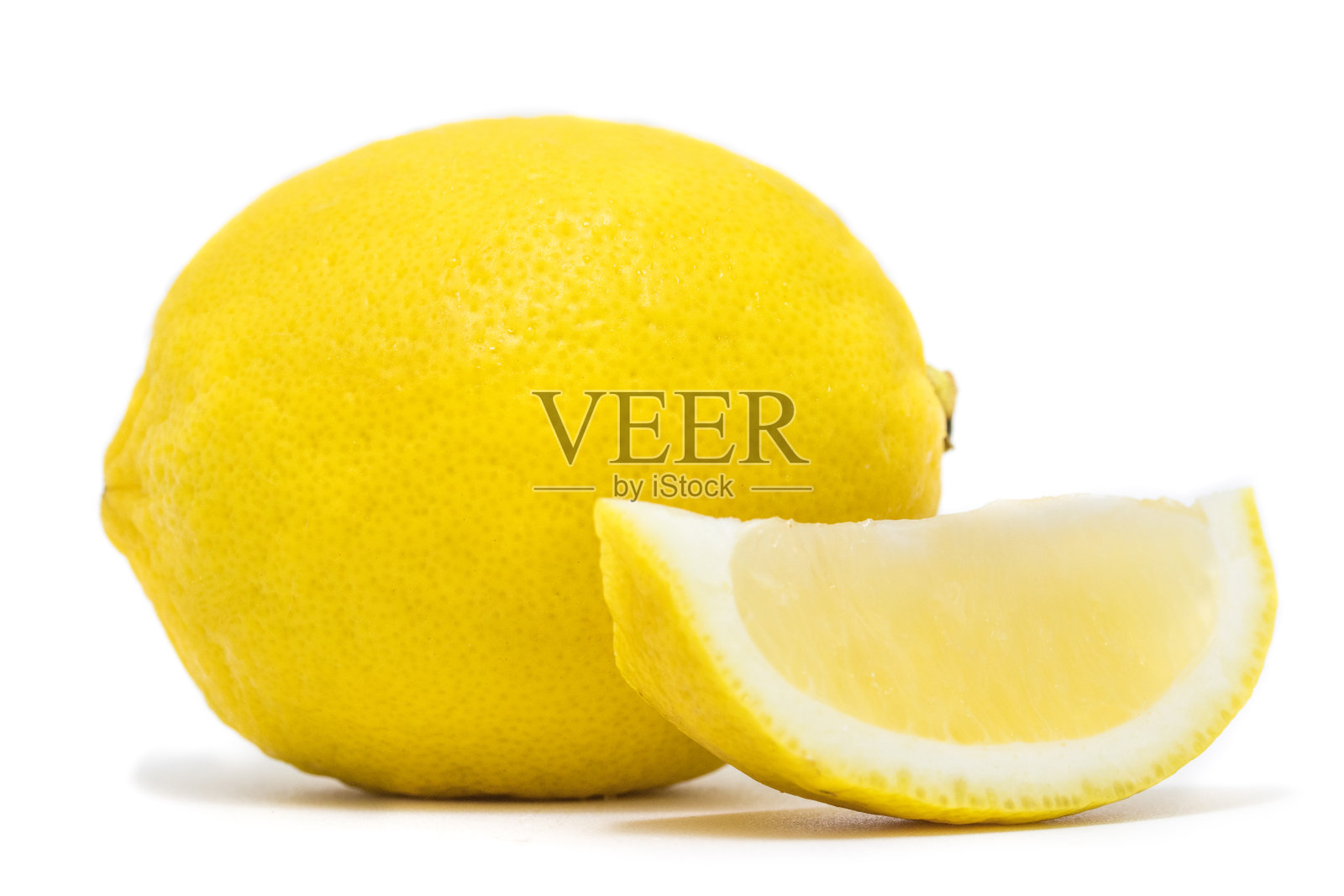 新鲜成熟的柠檬水果和一片柠檬。照片摄影图片