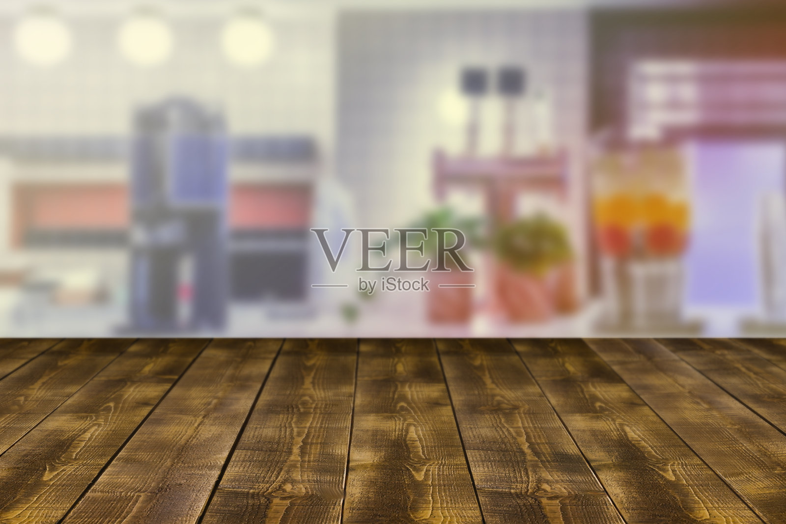 咖啡馆里的木板空桌子模糊不清照片摄影图片